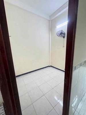 Three floors to the bedroom. Two toilets, freshly painted.