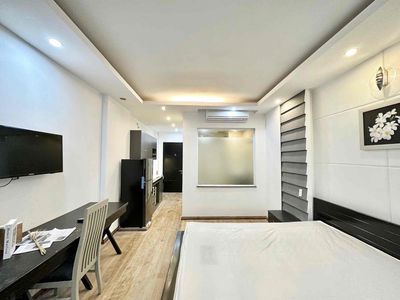 The new studio walks through uth, hutech