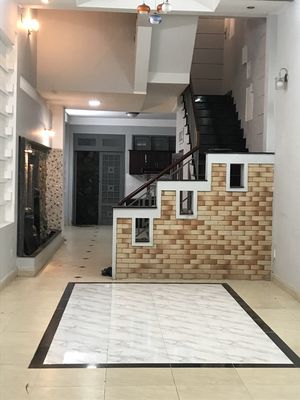 Four stories, four meters x 25 meters, four bedrooms, four toilets, two, c/x Ranan radio.