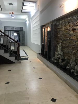 Four stories, four meters x 25 meters, four bedrooms, four toilets, two, c/x Ranan radio.