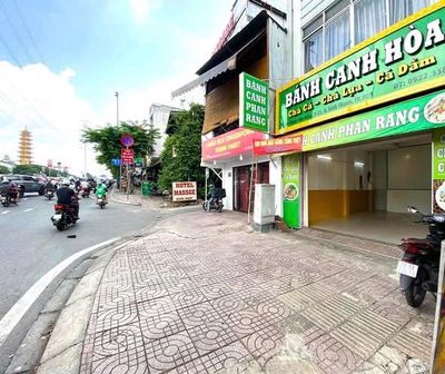 Rent Phạm Văn Đồng Bình Thạnh, 5 x10 meters, broad sidewalk