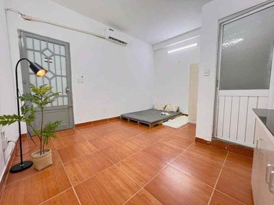 Studio full window interior - right Trần Văn Đang