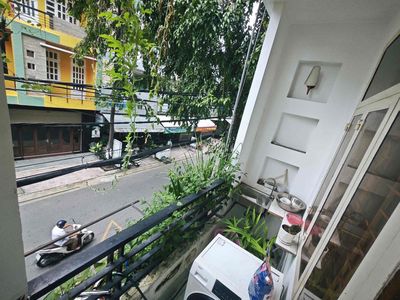 The balcony room -- 6.5 million -- right here in vietcombank Phạm Hùng.