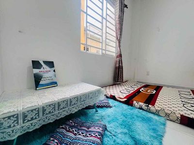 The window room is Nguyễn Văn Thương next to uth hutech