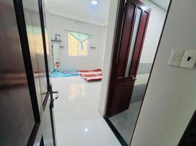 The window room is Nguyễn Văn Thương next to uth hutech