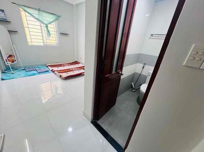 The window room is Nguyễn Văn Thương next to uth hutech