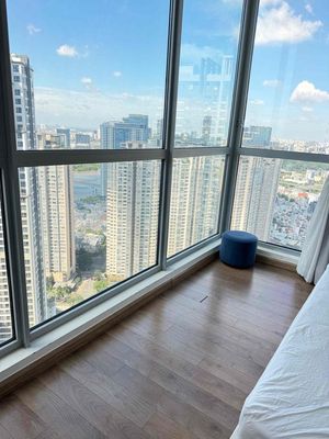I share a master's room in two bedrooms.
