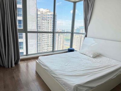 I share a master's room in two bedrooms.