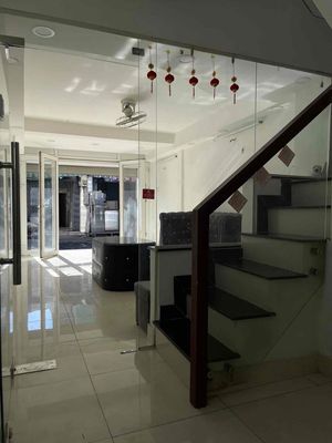 The main alley three bedroom three-squeaks in business combination!