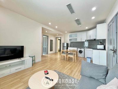 The mini bedroom is right in the airport, bordering the 3rd bedroom.