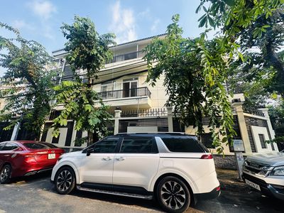 So the corner is two millimetre Lê Đức Thọ 6 x 20 meters, 2 floor - two alleyways.