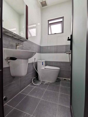Rent a window studio ready air windows near the commercial university.