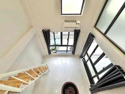 Rent the apartment open, wide open window at the center.