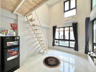 Rent the apartment open, wide open window at the center.
