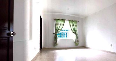 Full floor, big bedroom with big windows.