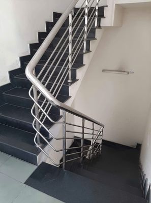 Find a woman at the Bình Thạnh suite near the Cinema