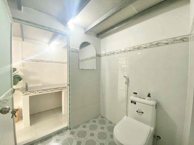 The 9th Street Price Room is near University ufm, Perit - for people at 2.5,
