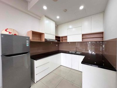Rent a three-room apartment. Two toilets. Near the House of Tet