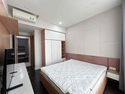 Rent a three-room apartment. Two toilets. Near the House of Tet