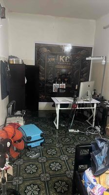 We need to rent a room. Twenty-five meters with air conditioning.