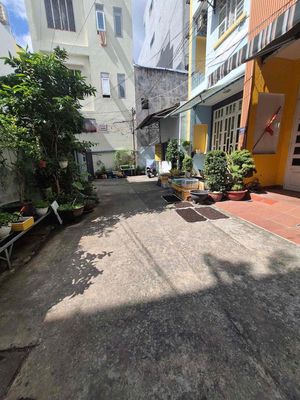 10 million -- clean new home, two bedrooms -- near the commercial university.