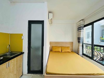 Right in the open window, Nguyễn Thị Thập.