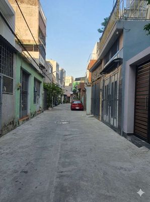 It's the owner who rents a front-end house through the alley
