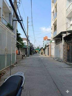 It's the owner who rents a front-end house through the alley