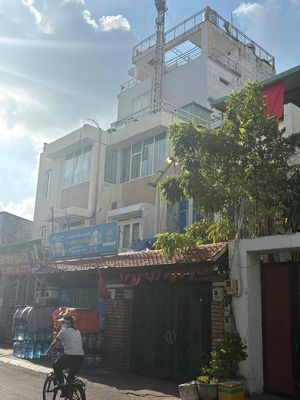 Renting couples next to Bạch Mã cash.