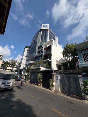 Renting couples next to Bạch Mã cash.