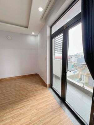 The owner rented the balcony room near Sen Queen.