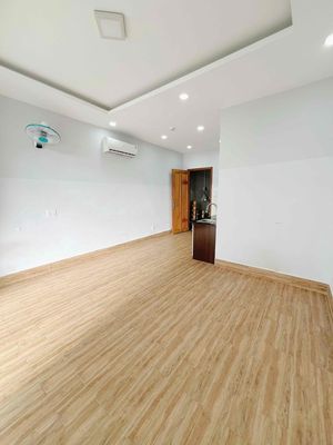The owner rented the balcony room near Sen Queen.