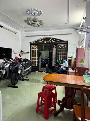 The original house. It's 100 percent real. Nơ Trang Long. B. Happy