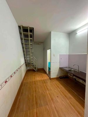 Renting the entire Thành Thái alley, P.