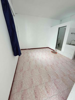 The clean new room is 50 meters. The toilet kitchen has its own balcony, large windows.