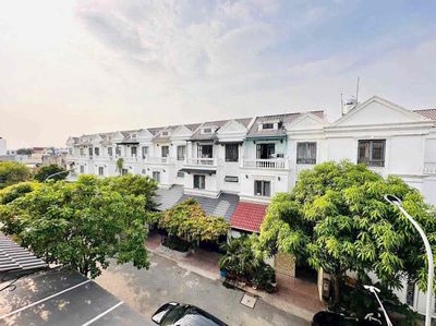 The mini-closure house. Three bedrooms, four toilets. 10 M. Green sidewalk
