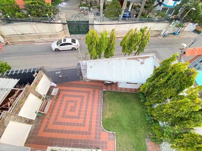 Rent the Thảo Điền villa, corner two across the road, pool, yard.