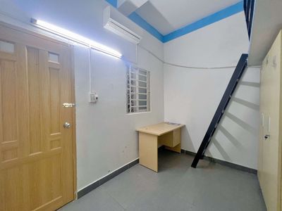 There's an air-locker in the room near the T3 Mai Lão Bạng station.
