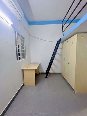 There's an air-locker in the room near the T3 Mai Lão Bạng station.