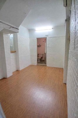 Rent District Three immediately to the main bathroom. Three million air conditioning.