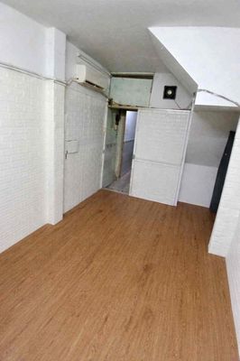 Rent District Three immediately to the main bathroom. Three million air conditioning.