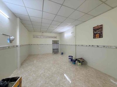 The Bùi Quang Làs are nice. Two bedrooms. Two alley toilets.