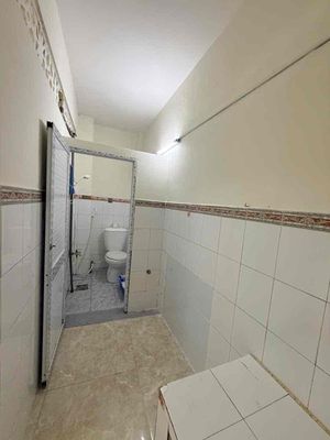 The Bùi Quang Làs are nice. Two bedrooms. Two alley toilets.
