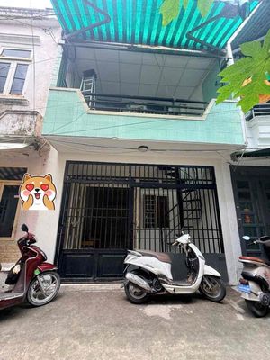 The Bùi Quang Làs are nice. Two bedrooms. Two alley toilets.