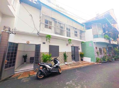 Rent the whole house full of furniture. Two bedrooms. Hoàng Văn Thụ.9 bedrooms.