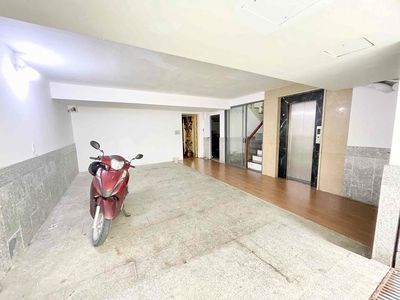 Rent a nice interior house right here in the back of the 7-12 x20 M 4th floor.