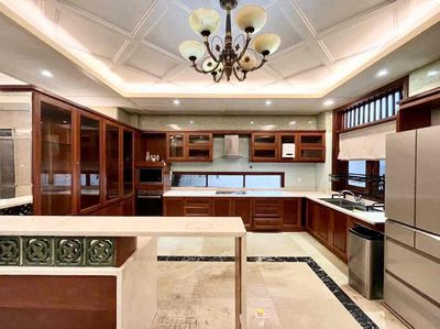 Rent a nice interior house right here in the back of the 7-12 x20 M 4th floor.