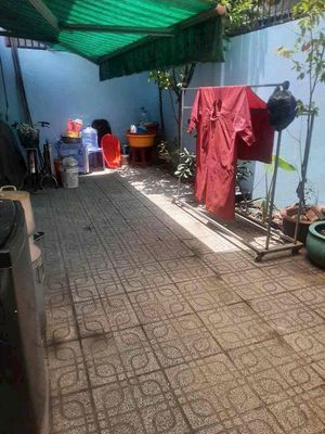 We're renting an alley house.