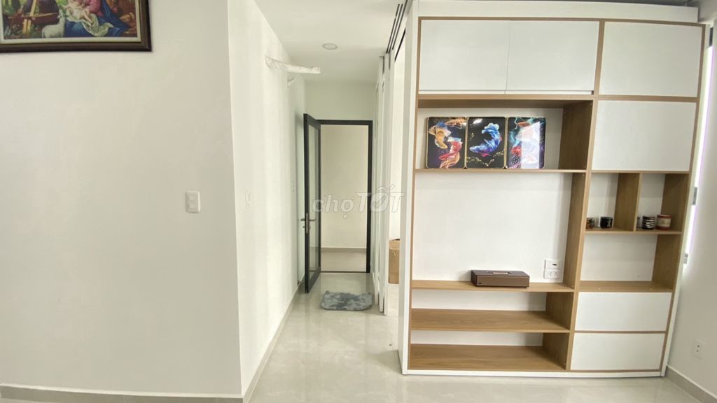 Two bedrooms. Two bathrooms. Six million air conditioning.