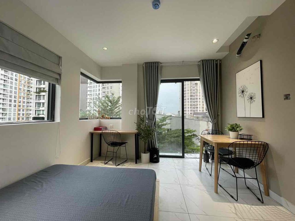 Stu Dio balcony large windows full interior with beautiful Siu campus elevators